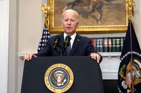 President Biden speaking at podium. (Yuri Gripas/Bloomberg)